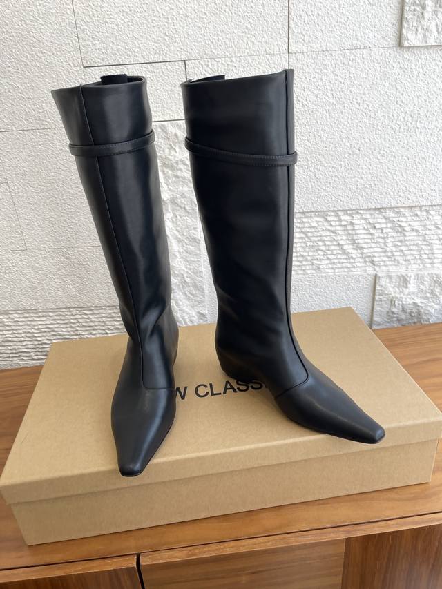 顶级版本: Low Classic 韩国设计师品牌 25早秋新款 尖头 后拉链 长靴 采用简约又具辨识度的金属扣带设计，增添了复古与精致感；材质上有光面皮革和麂