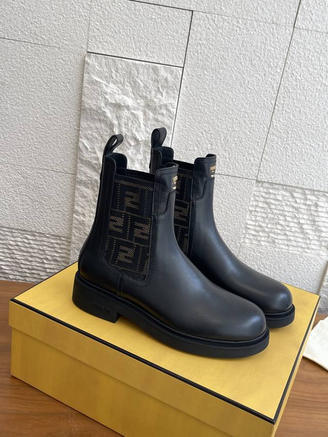 顶级版本: 莞货 Fendi 芬迪 2025 早秋新款 Filo 黑色皮革和Ff布料机车靴 Fendi Filo机车靴，圆头，侧面有松紧嵌饰。黑色皮革材质，饰有