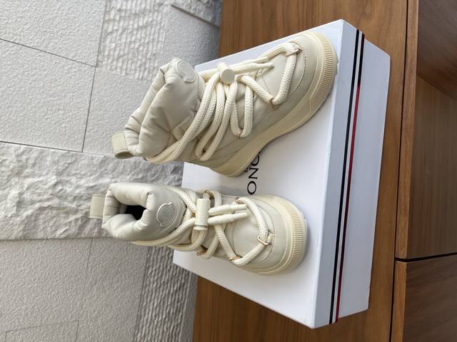 顶级版本: Moncler 2025 秋冬新款 Moncler Altive Mid雪地靴 Moncler Altive Mid 的设计灵感源自典藏款雪地靴廓形