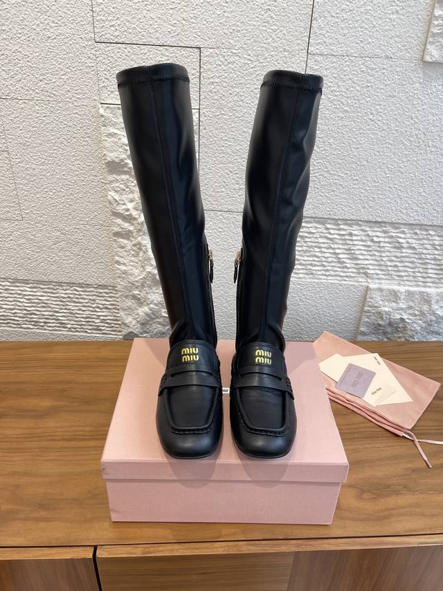 顶级版本: Miumiu 缪缪 2025 秋冬新款 褶边 内侧拉链 弹力靴筒 长靴 Miu Miu缪缪这款靴子廓形重新诠释了褶边乐福鞋的美学，出人意料地融入时装