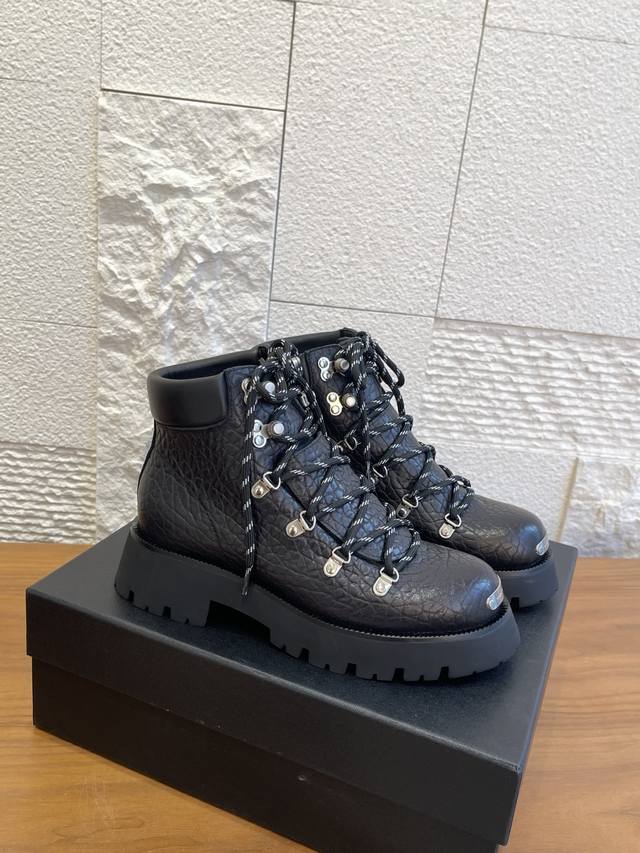 顶级版本: Alexander Wang 亚力山大王 25Ss 秋冬新款 复古 系带 厚底 短靴 马丁靴 Alexander Wang这款系带厚底短靴，细节感满