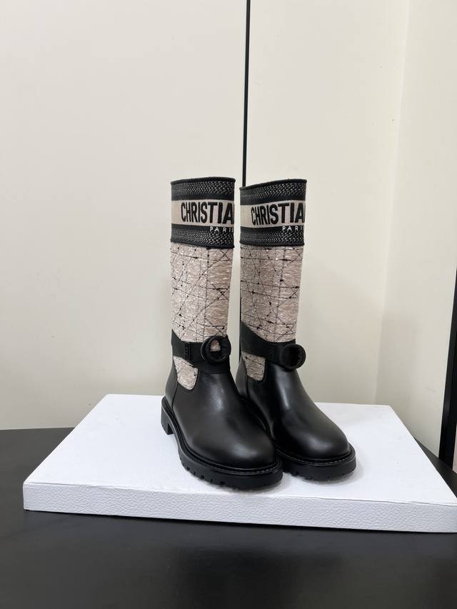 Dior迪奥秋冬新品一脚蹬骑士靴 秋冬新品、时尚与潮流并存。 原版一比一定制搭配科技刺绣面料3D刺绣立体感超Ａ、不是普通飞织料，价格P相差几倍，懂货的看一眼就知