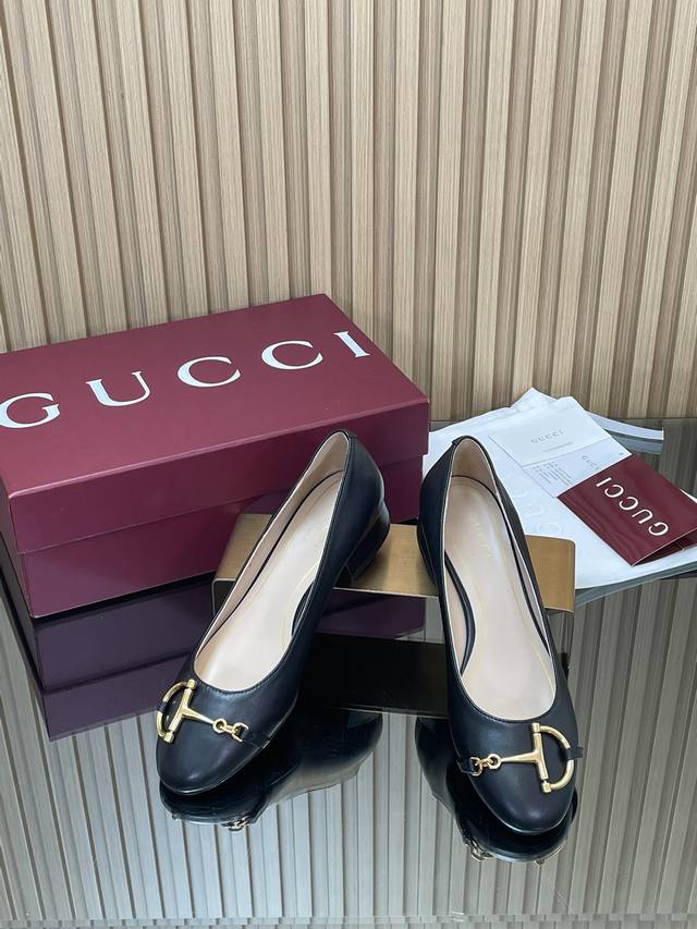 Gucc高端精品 2025早秋系列新品大D半马衔扣平底鞋 新款小圆头单鞋精致优雅时尚平底鞋高质感高知学院风乐福鞋 原汁原味原单品质每个细节皆经过精心细致打造，可