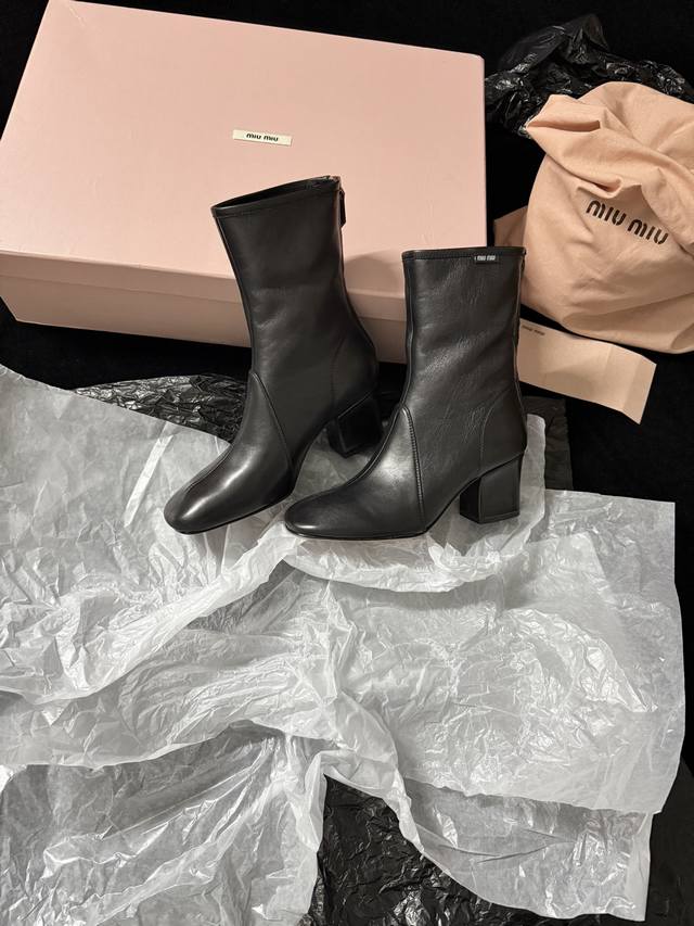 Miu Mi* 新品 这双短靴真的把酷飒和优雅揉得恰到好处 利落方头搭配粗跟 黑色皮革质感高级到爆 上脚瞬间腿型Up不管是配裙还是搭裤 都是妥妥的时尚大女主气场