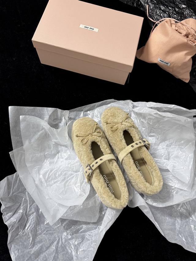 Miu Mi* 芭蕾舞毛鞋 毛毛芭蕾舞 把甜酷玩明白了 羊毛绒质感软乎乎 蝴蝶结和金属扣细节拉满 又甜又飒 秋冬搭配裙装裤装都超有氛围感 踩上就像把时髦与温暖都