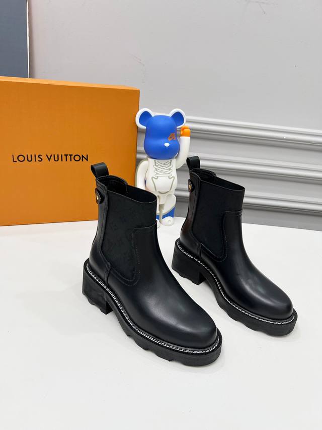 Louis. Vuitton2025 专柜主打款巴黎时装周走秀系列爆款，纯正1:1打造金色铆钉、可以360度旋转的Logo每个特点都让人着迷，明星大咖对她更是爱