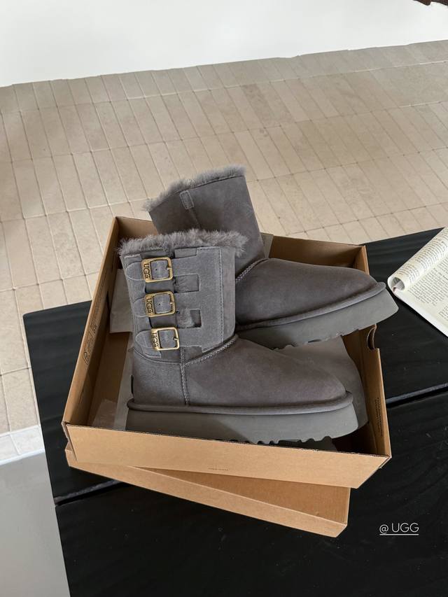 厚底三扣骑士靴 复古Logo铜扣+羊皮毛一体鞋面设计： 整个上脚又Ku又简单大气、 冬天搭配卫裤、格子裤、紧身裤都好看 Col：栗色、羚羊棕、灰色 码数：35-