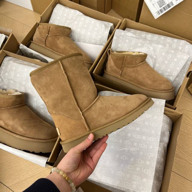 5825经典中筒 Treadlite By Ugg轻翼大底，搭配经典的功能性木制纽扣 鞋面：Hp Ay级羊皮毛一体 码数：35-40