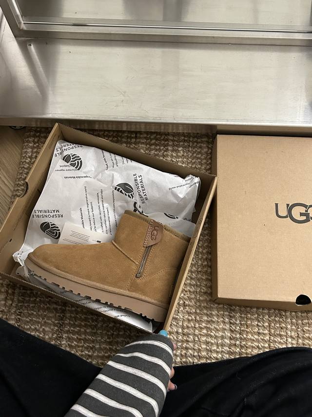 Ugg新款拉链经典薄底54款。牛皮羊毛拉链可以随时调节，懒人鞋必备一脚蹬！ 颜色：胡桃色、栗色 、黑色！码数：35-40码！