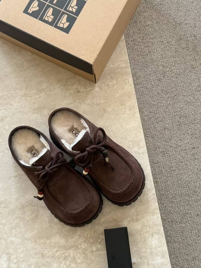 秋冬新款土豆羊毛拖鞋，复古的亚克力配饰 巨显可爱和时髦，拉长腿一绝，5公分的内增高，舒适的橡胶大底，出奇的暖和真的是让我无法自拔真太可爱了～ 毛茸茸的羊毛是选用