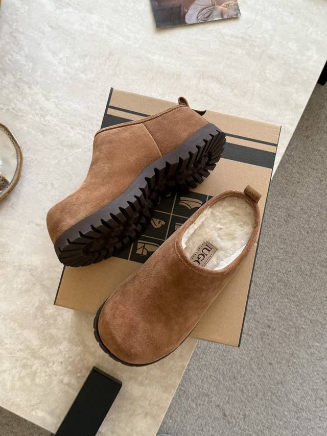 秋冬新款土豆羊毛拖鞋， 巨显可爱和时髦，拉长腿一绝，5公分的内增高，舒适的橡胶大底，出奇的暖和真的是让我无法自拔真太可爱了～ 毛茸茸的羊毛是选用欧洲进口A级羊毛