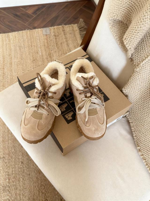 又一款惊艳到你的复古德训鞋，彩色与净色的完美搭配，多色双鞋带美的恰到好处，是出街的完美搭子，澳洲小卷羊毛里，舒适松软的大底， 颜色 栗色，沙色 巧色 码数 35