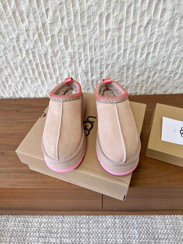 G655 Ugg 油叽叽 25Ds秋冬新款 包头拖鞋 毛毛拖鞋 棉鞋 真的是必须人手一双！慵懒随性的代表 穿搭上脚真的很高级 上脚包裹感超Nice 很舒服，懒人