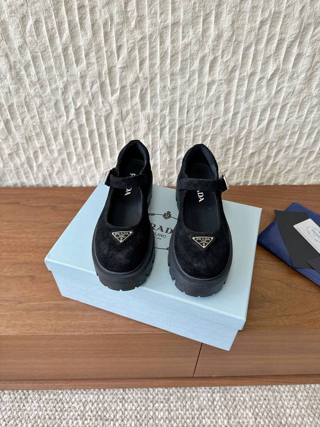 Prada 普拉达 25Ss秋冬新款 Monolith 玛丽珍鞋 三角扣 厚底 小皮鞋 乐福鞋 标志性Monolith鞋履的几何设计和大胆廓形为此款玛丽珍鞋赋予
