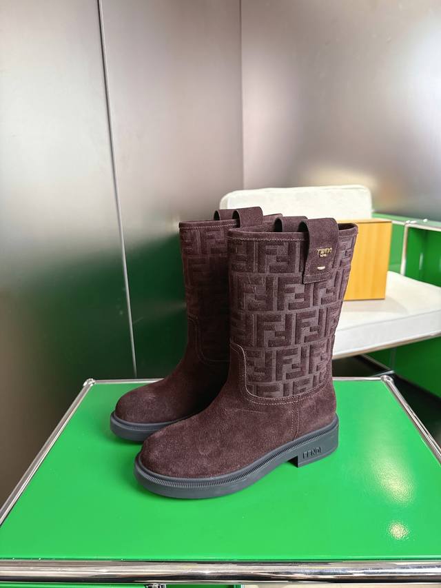 短款 长570 K023 Fendi 芬迪 25新秋冬短靴 高筒靴骑士靴 Fd又出美靴啦 高级反绒牛皮面料，经典 Ff老花高级特殊压印 开模原版分体五金 机车造