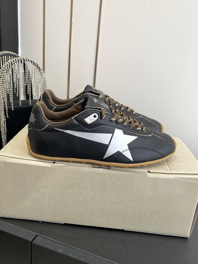 女款 男款390Ggdb 25Ss马拉松系列运动鞋 德训鞋 Marathon Speed-70年代美式田径风以简约线条勾勒速度美学 轻薄鞋款突破传统束缚 尼龙面