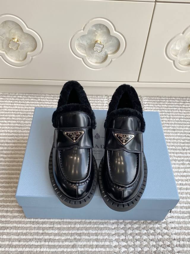 代购级 Prada普拉达2025秋冬新款三角标保暖 羊毛厚底乐福鞋｜顶级代购级别品质 材质与工艺： 原版开边珠牛皮 牛漆皮 麂皮 160%羊毛 Zp开模大底 S