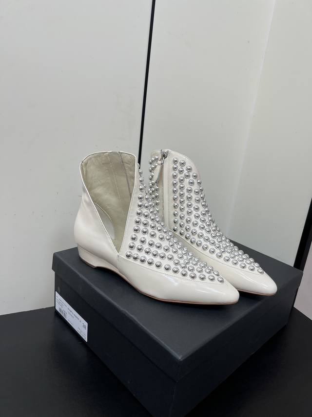 25早秋新款Alaia阿莱亚 时髦铆钉短靴牛皮圆珠侧拉链踝靴 采用了经典的短靴款式，鞋头为尖锐的形状，线条流畅且锐利，这种鞋头设计不仅能拉长腿部线条，还增添了时