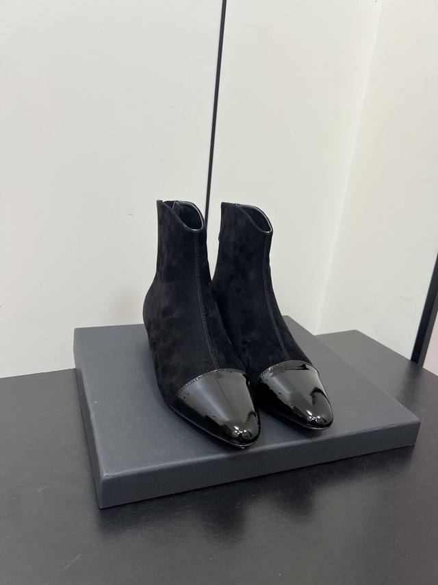 25早秋新款Alai'绒面皮短靴 尖头及踝靴后拉链短靴 该款尖头踝靴，拉长腿部线条比例; 绒面皮制成，轻松打造摩登型格。腿长作弊神器 心细高跟物理延长腿部线条黑