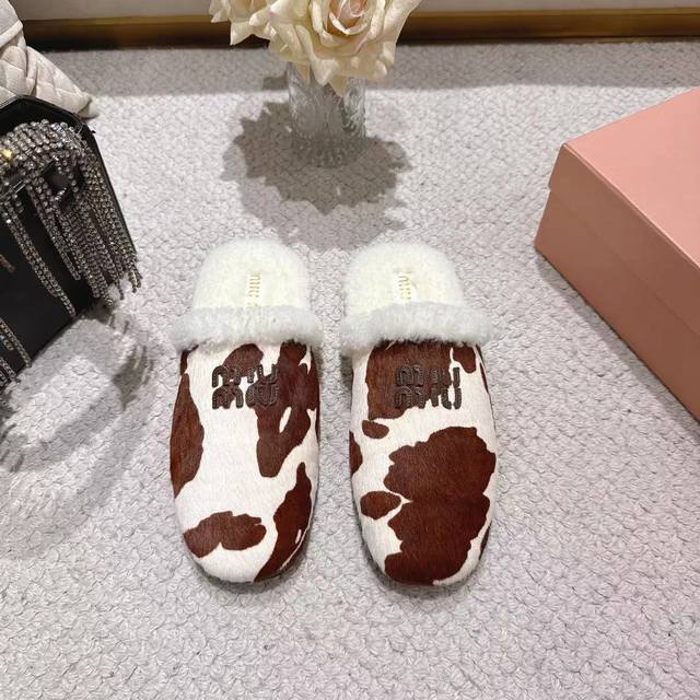 Miumiu 缪缪25秋冬新款进口羊毛拖鞋 简约造型，超轻原版开模鞋底，脚感妥妥满分 好穿好搭！ 鞋面：羊皮 内里：进口羊毛 Size: 35-41 40 41