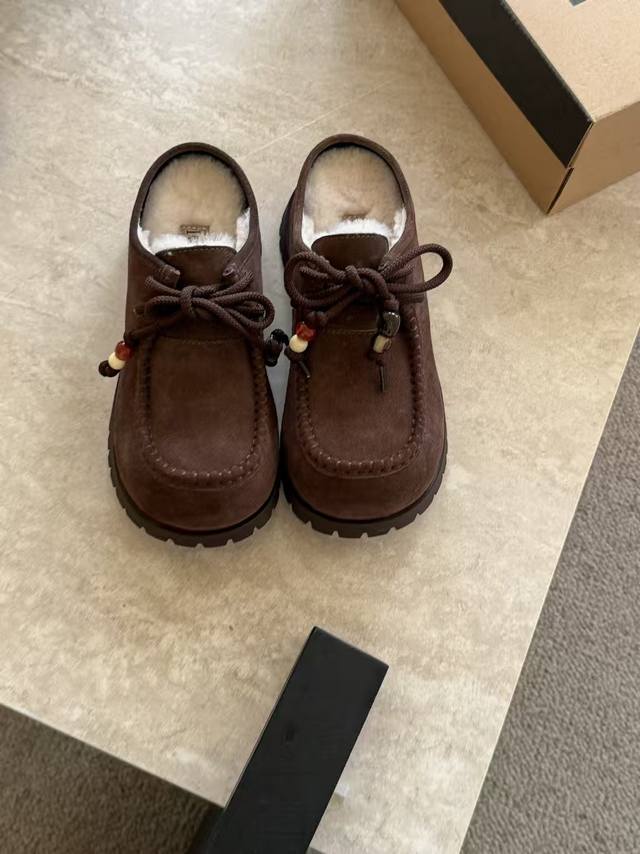 时髦秋冬新款土豆羊毛拖鞋，复古的亚克力配饰 巨显可爱和时髦，拉长腿一绝，5公分的内增高，舒适的橡胶大底，出奇的暖和真的是让我无法自拔真太可爱了～ 毛茸茸的羊毛是