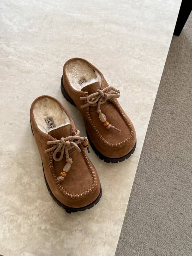 秋冬新款土豆羊毛拖鞋，复古的亚克力配饰 巨显可爱和时髦，拉长腿一绝，5公分的内**，舒适的橡胶大底，出奇的暖和真的是让我无法自拔真太可爱了～ 毛茸茸的羊毛是选用