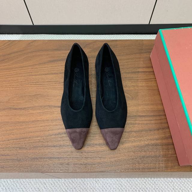 Loro Piana 拼色单鞋。极简主义风格。属于非常耐看的款式！高级百搭之王。鞋面羊绒。进口真皮大底。 码数：35-42 40、41、42定制不退换 批：