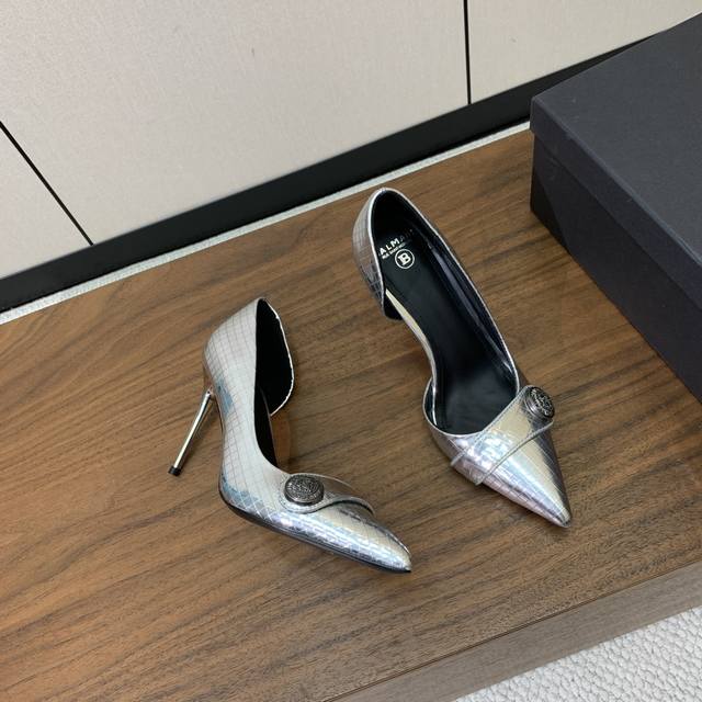 Bal*Ain 中空高跟单鞋。愈发別致出众，无敌气场、无敌好看。 材质：鞋面镜面牛皮，牛皮垫脚。意大利真皮大底，跟高9.5Cm 码数: 36-42 40、41、