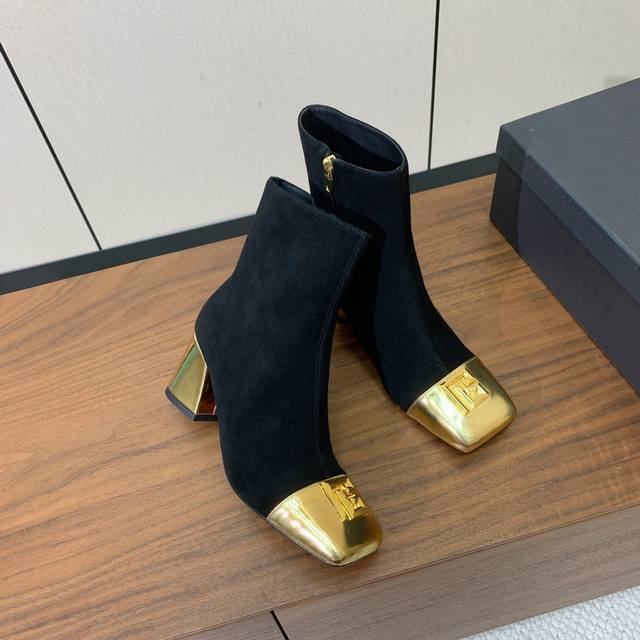 Bal*Ain 方头拼色粗跟短靴。愈发別致出众，无敌气场、无敌好看。鞋面羊京、漆皮、牛皮。牛皮垫脚。真皮大底。跟高6.5Cm 码数：36-42 40、41、42