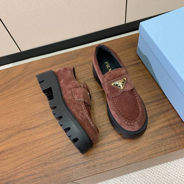 Prad* 三角金属标厚底方头一脚蹬。众多网红上脚，穿上增高休闲两不失误。 材质：鞋面开边珠，牛漆皮、牛京。牛皮内里及垫脚。带Logo 防滑鞋底，跟高6Cm 码