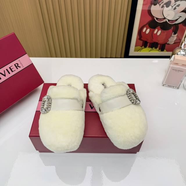Rv经典钻扣博肯拖 羊毛界的颜值天花板！ Roger Vivier设计师款拖鞋把高级感踩在脚下 这双澳洲美利奴羊毛+极简几何设计拖鞋 直接把慵懒舒适变成了 艺术