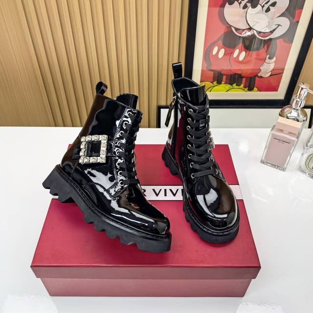 Roger Vivier侧扣款秋冬必备神仙短靴！ 如果你正在寻找一双既经典又时髦的短靴 这双Rv侧扣短靴真的可以直接封神了！ 侧边金属扣装饰 简约中带点精致，瞬