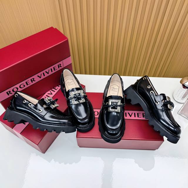 钻扣 银扣 2025款Viv' Rangers Truck神仙乐福鞋上市啦！ 这双神仙乐福鞋绝对锁死你年度鞋柜的C位 颜值即正义 极简设计+金属扣搭配，气质直接