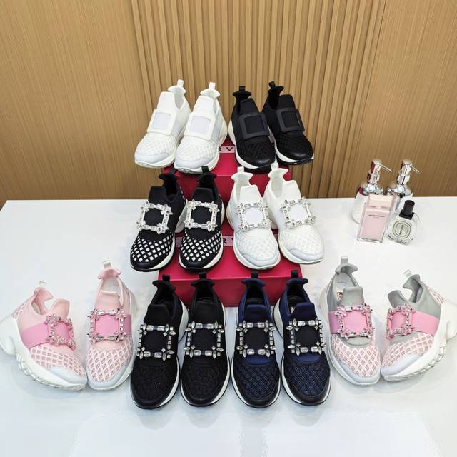 Roger Vivier最最经典的运动鞋 暴走5Km也不累的 踩云感 出街即C位 配鲨鱼裤显腿长2米 搭牛仔裤慵懒又Chic! 防滑蜂窝底下雨天稳如泰山 偷偷增 Roger Vivier最最经典的运动鞋 暴走5Km也不累的 踩云感 出街即C位 配鲨鱼裤显腿长2米 搭牛仔裤慵懒又Chic! 防滑蜂窝底下雨天稳如泰山 偷偷增