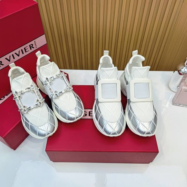 Roger Vivier2025最新运动鞋 暴走5Km也不累的 踩云感 出街即C位 配鲨鱼裤显腿长2米 搭牛仔裤慵懒又Chic！ 防滑蜂窝底下雨天稳如泰山 偷偷