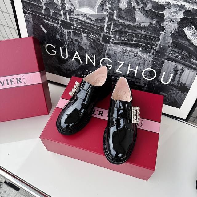 最高版本早秋新款女鞋Viv Rangers钻扣乐福鞋 明星网红名媛小姐姐人手一对乐福鞋 这双乐福鞋从鞋型到皮质到鞋扣 完美的无可挑剔 轻松演绎法式浪漫风情 Rv