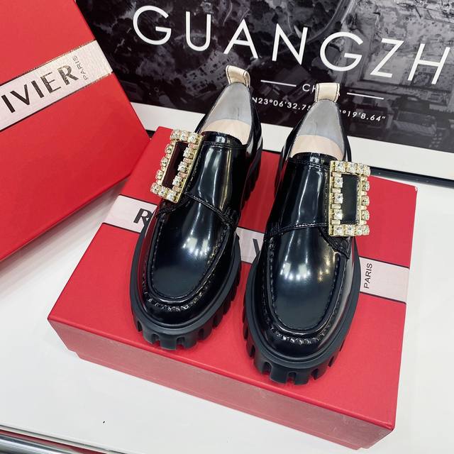 Roger Vivier 最新款的小单鞋 超级无敌好看 超级无敌百搭 所有的细节都和原版一模一样 出入专柜毫无压力 鞋面:进口开边珠 内里:混种羊里 大底:Pu
