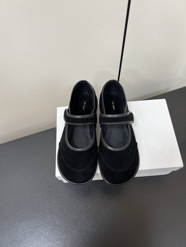 The Row 复古简约玛丽珍鞋！ 据说这是本年度最美丽的玛丽珍奶奶鞋，法式优雅气质在线、高级又时髦，可盐可甜，文艺又气质！ 四季可穿的单品，挂扣设计，好穿又好