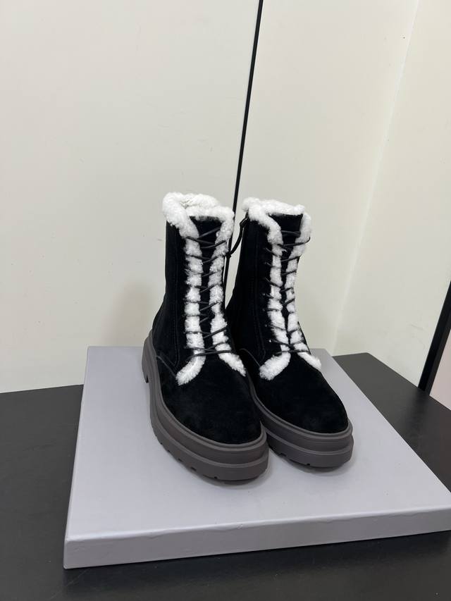 Brunello Cucinelli Bc秋冬松糕厚底系带马丁靴系列新品！ 强推 显高又显腿的绝绝子短靴～～ 低调优雅的穿搭风格 Bc 气质拿捏稳稳滴 鞋面采用