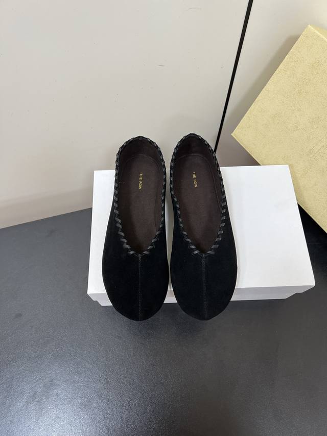 Therow 2025新品磨砂反绒皮乐福鞋 一脚蹬开启随性日常 The Row最新极简风反绒皮乐福鞋 简约鞋型 流畅线条 诠释低调奢华 反绒皮材质 细腻质感 触