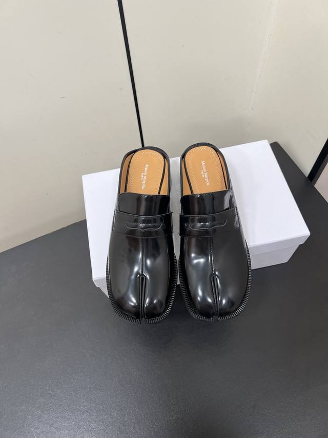 Maison Margiela Mm6分趾鞋 Tabi 开变珠牛皮+头层牛皮 夏天的第一双 Margiela 乐福半拖 Tabi 懶人高級出街的単品 可正式 可
