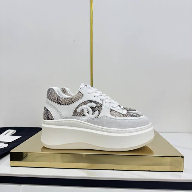 升级版，升级版，升级版！不接受反驳！！！！ Chanel香奈儿熊猫鞋！2025专柜顶级休闲款运动鞋 这款经典设计；鞋面多种工艺电绣的风格；大底却时尚运动；不平凡