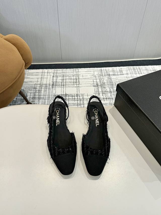 香奈儿最新色 真皮底 顶级！ Ch***L 小香万年经典款 百搭系列 顶级系列芭蕾平底鞋 奢华永不退去的经典～材质:进口混种小羊皮 进口毛呢 内里垫脚：柔软羊皮