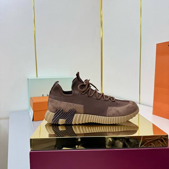 女 男+10 Hermes 顶级版本# 爱马仕H家经典情侣款 休闲运动鞋 情侣款休闲之履运动老爹鞋结合高科技帆布与麂皮山羊皮，在橡胶鞋底上饰以夸张“H”字母，斜