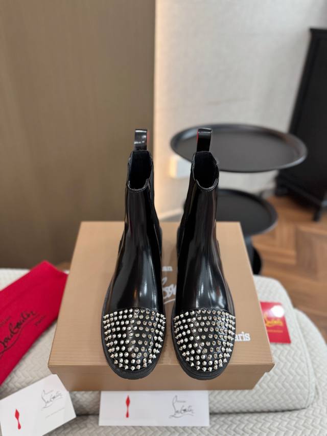 工厂P价 Christian Louboutin秋冬新品爆款. 上图转发必卖. 原版开发高品质专柜新品、原版套宣饱满帅气靴形、鞋头铆钉设计、配加顶级工艺双层黑红