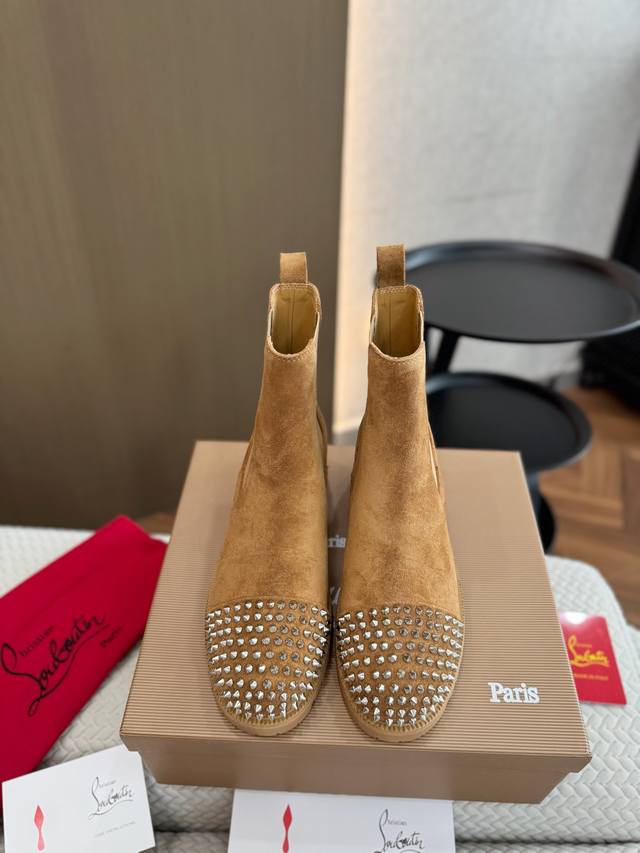 工厂P价 Christian Louboutin秋冬新品爆款. 上图转发必卖. 原版开发高品质专柜新品、原版套宣饱满帅气靴形、鞋头铆钉设计、配加顶级工艺双层黑红