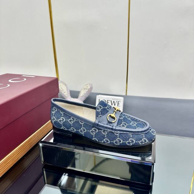 出厂价Pp 2025春季G家新款 Gucci 1953马衔扣乐福鞋，采用罗纹灯芯绒皮革匠心打造。 为品牌经典鞋款再添亮眼力作。圆润造型与金色调马衔扣配件在此浪漫