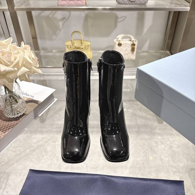 出厂价Pp Prada 普拉达25Wf秋冬新品三角标高跟短靴 这双短靴 真的谁穿谁有大女主气场。 走起路来更显利落 后跟的粗跟设计 稳稳撑起气场 高度恰到好处