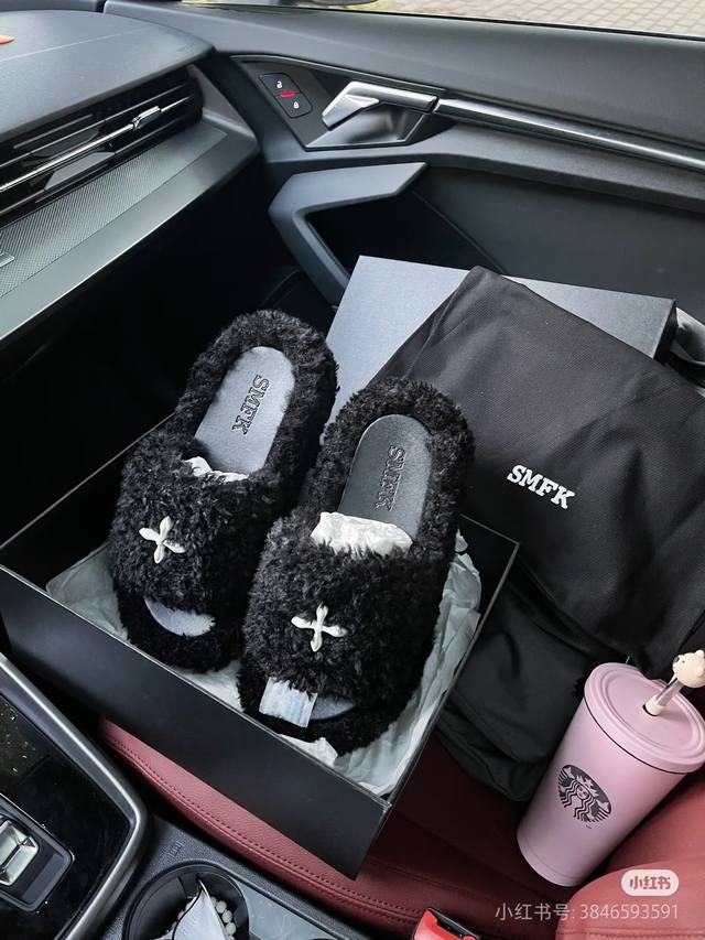 25Ss毛托鞋 最新火爆款十字花 拖鞋 厚底 休闲 百搭的极简风国潮，新作继承了诸多品牌制胜的流行元素，势必大热 超级酷 黑暗百搭风 采用高密度透气牛皮革 ，配