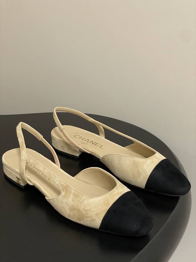 顶级品质 25S早春新款Chanel小香绝美麂皮绒面后空Sling-Back凉鞋平底 粗跟 Sling-Back于1957年问世,之后Two-Tone设计成为C